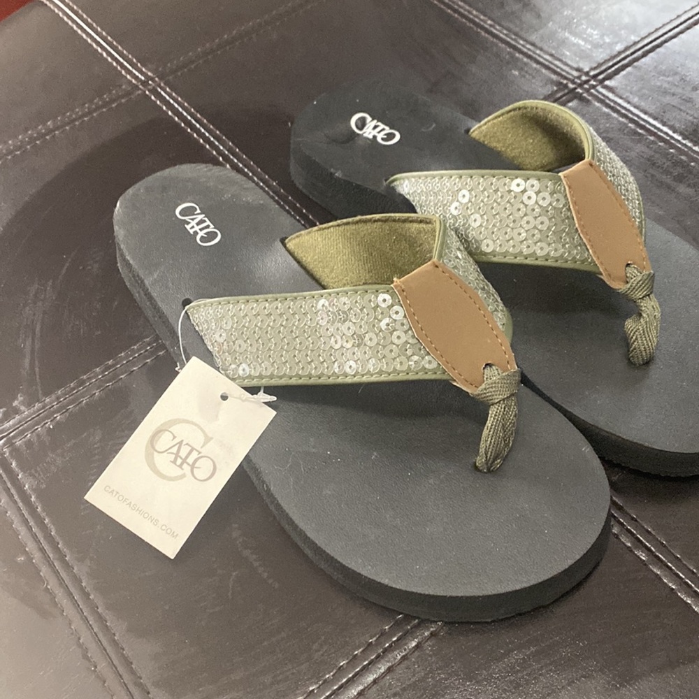 Never been wore CATO flip flops - Picture 2 of 4